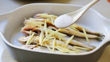 加姜丝和盐