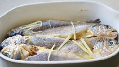 翻面再撒一点盐，然后腌制一小时左右