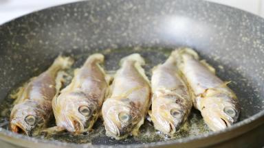 热锅凉油，依次放入黄花鱼，小火慢煎