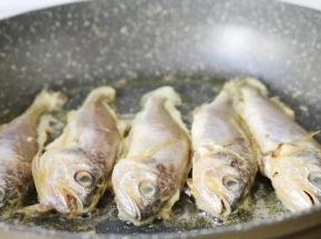 热锅凉油，依次放入黄花鱼，小火慢煎