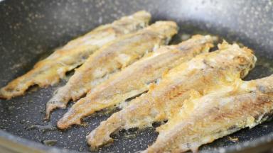 一面煎好后翻面，两面都煎至金黄色即可