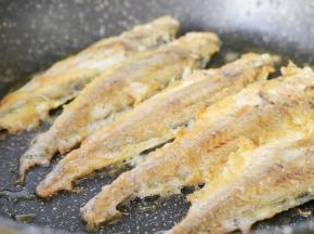 一面煎好后翻面，两面都煎至金黄色即可