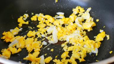 先将鸭蛋炒熟，晾凉备用