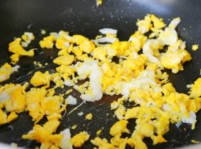 先将鸭蛋炒熟，晾凉备用