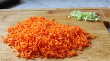 胡萝卜刨丝后剁碎，葱切末