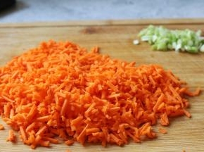 胡萝卜刨丝后剁碎，葱切末