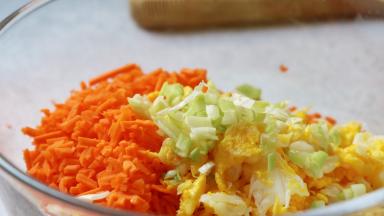 鸭蛋 胡萝卜 葱放入大碗中