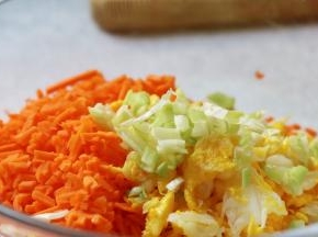 鸭蛋 胡萝卜 葱放入大碗中