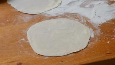 饺子皮擀大一点