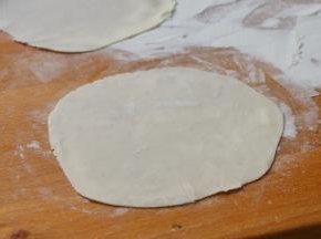 饺子皮擀大一点