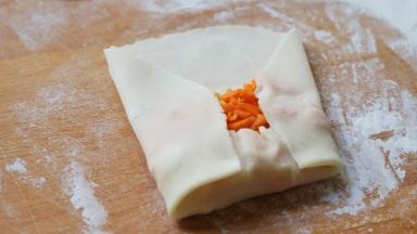 如图所示，三面折起