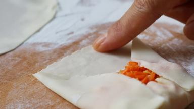 边缘处抹一点清水，比较好黏