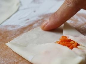 边缘处抹一点清水，比较好黏