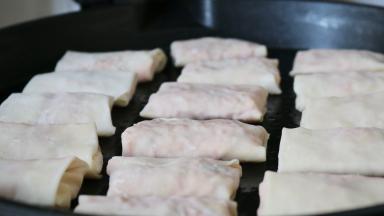 电饼铛刷一层油，摆入包好的胡萝卜盒子