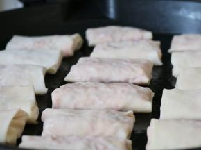 电饼铛刷一层油，摆入包好的胡萝卜盒子