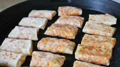 烙好一面，再翻面