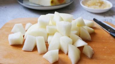梨子去皮，切小块