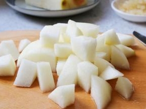 梨子去皮，切小块