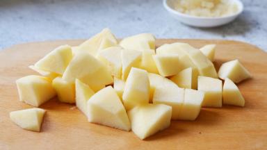 苹果去皮，切小块