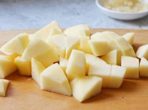 苹果去皮，切小块