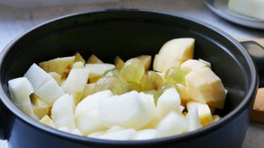 水果全部放入锅中