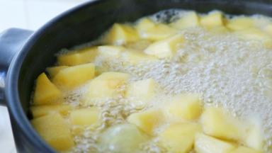 转中火，熬煮20分钟左右