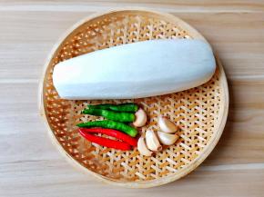 萝卜一根削皮。