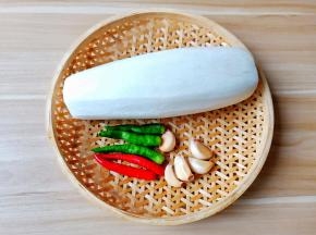 萝卜一根削皮。