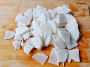 一根萝卜对半切开，再对半切小块。