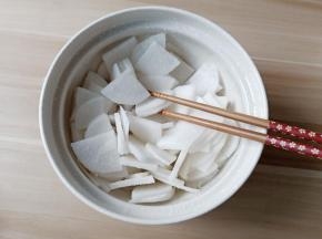 用筷子把盐裹在每块萝卜上面，腌制20分钟左右。