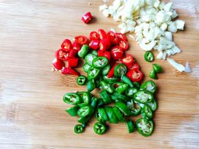 青红椒、蒜切块。