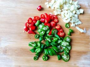 青红椒、蒜切块。
