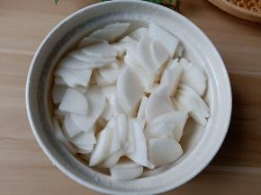 腌制了20分钟后到萝卜，出了好多水。