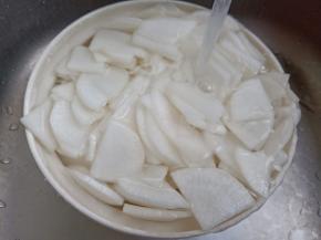 用流水洗去萝卜多余的盐分。