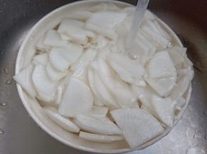 用流水洗去萝卜多余的盐分。