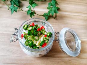 把萝卜装入罐子里，加入蒜、青红椒。