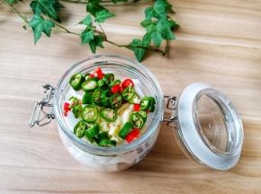 把萝卜装入罐子里，加入蒜、青红椒。