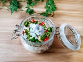 加上白糖2勺、盐2勺、醋3勺。