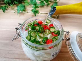 加凉开水没过萝卜，腌制一夜就可以吃了。