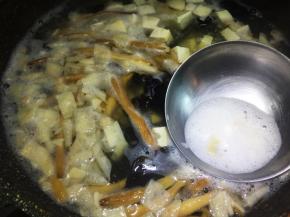 锅中汤煮沸，撇净浮沫。