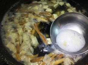 锅中汤煮沸，撇净浮沫。