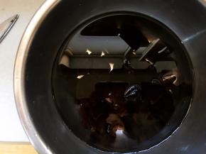 黑木耳洗净，泡发后剪掉根部。