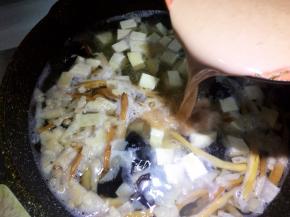 倒入胡辣汤粉，快速搅匀，以免淀粉结团。