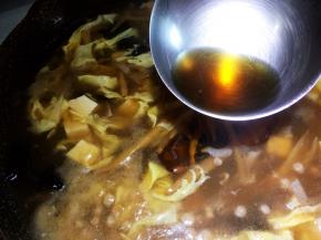 再加入一汤匙米醋，个人感觉胡辣汤的酸度不高，所以又加了一汤匙米醋，酸味浓郁。