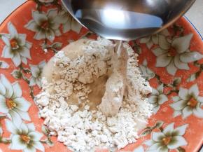 胡辣汤的粉包加入一汤勺水搅拌均匀。