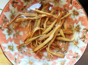 黄花菜洗净，最后浸泡的水可以用来做汤，味道更足。
