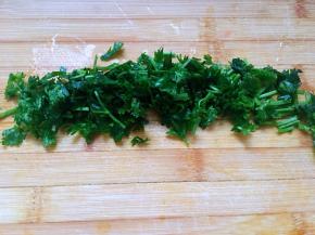 香菜洗净，切小段，加入锅中。