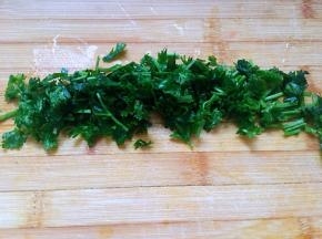 香菜洗净，切小段，加入锅中。
