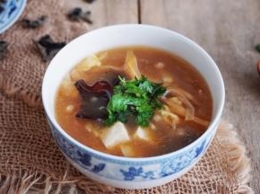 一碗营养美味，料足的胡辣汤，十分钟就能搞定，就连厨房小白的儿子，自己也做的有模有样的呐！