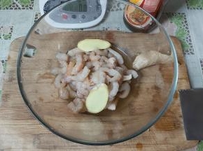首先把虾仁洗净，放入大碗内，加上料酒跟姜片，腌渍半小时。（最好买新鲜的海虾自己剥壳，这样的虾仁格外鲜美）